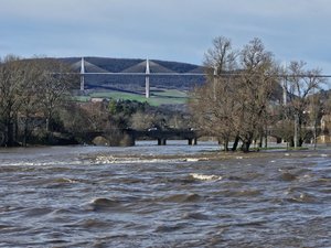 Intempéries en Aveyron : après un pic à 3,39 m vendredi matin, le niveau du Tarn commence enfin à baisser à Millau