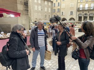 Comment cette place d'une bastide de l'Aveyron peut se visiter... avec les oreilles ?