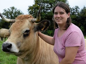 Entre élevage et vergers, des myrtilles, les cerises sur le gâteau dans la ferme de Lise