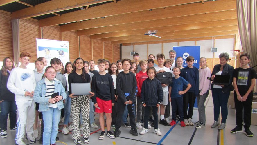 Onet Le Chateau. Fifth grade students at Saint Viateur-Canaguet School got their own computer