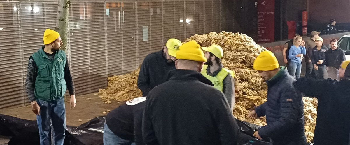 VIDÉO. Colère des agriculteurs : la Coordination rurale déverse une benne de laine devant la Maison de Ma région à Rodez ce mardi soir