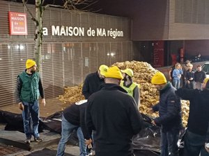 VIDÉO. Colère des agriculteurs : la Coordination rurale déverse une benne de laine devant la Maison de Ma région à Rodez, mardi soir