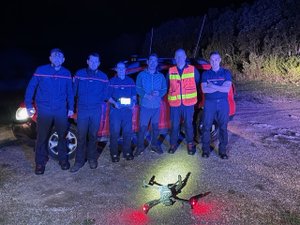 Il se perd en forêt pendant sa cueillette aux champignons, le drone des pompiers le localise en pleine nuit grâce au feu allumé pour se réchauffer