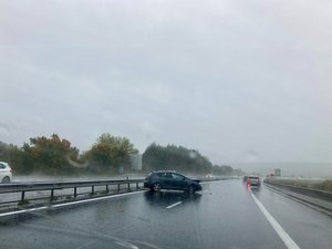 Intempéries : à cause de la route glissante, le véhicule se retrouve en travers sur l'A75