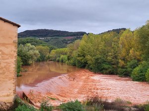 Intempéries en Aveyron : pourquoi cette rivière a viré au rouge pendant l'épisode de fortes pluies ?