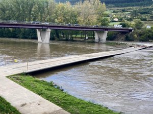 Intempéries : un homme tombe à l'eau en traversant une passerelle en partie submergée à Millau, d'importantes recherches sont lancées