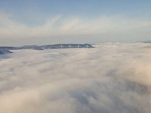 EN IMAGES. Quand les nuages prennent d'assaut le viaduc de Millau et couvrent la vallée du Tarn