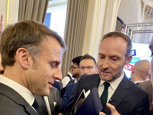 Salon du Fabriqué en France : quand Olivier Fabre vante la filière ganterie à Emmanuel Macron et lui offre une paire de gants !