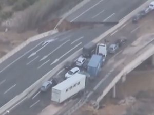 Inondations meurtrières en Espagne : les images de l'effondrement de cette autoroute qui relie la France, et les véhicules à l'abandon par dizaines