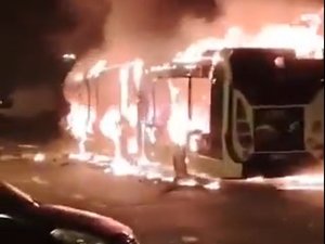 Bus incendiés, immeuble temporairement évacué, affrontements avec la police... Que se passe-t-il dans cette commune près de Lyon depuis deux soirs ?