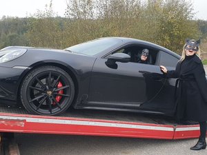 Halloween : quand Batman et Catwoman sont contrôlés à 203 km/h... et qu'ils prennent la pose avec les gendarmes sur le chemin vers la fourrière