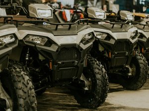 Les deux frères roulent de front chacun sur un quad à la tombée de la nuit et finissent par se heurter