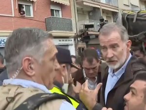 VIDÉOS. Inondations meurtrières en Espagne : jets de pierre, bousculades, huées... L'arrivée chaotique du roi Felipe VI dans les zones sinistrées