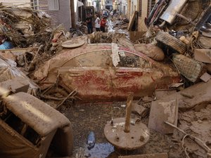 Inondations en Espagne : ensevelie dans sa voiture depuis trois jours, piégée chez elle avec le corps de sa belle-soeur... Ces miraculées des intempéries