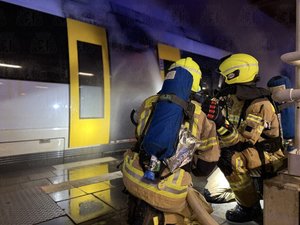 VIDÉOS. Un train s'embrase complètement en gare de Berlin : les impressionnantes images des wagons en feu samedi soir