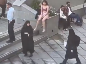 "Une personne perturbée" : comment le gouvernement en Iran justifie l'arrestation de l'étudiante dévêtue sur un campus pour défier la répression envers les femmes