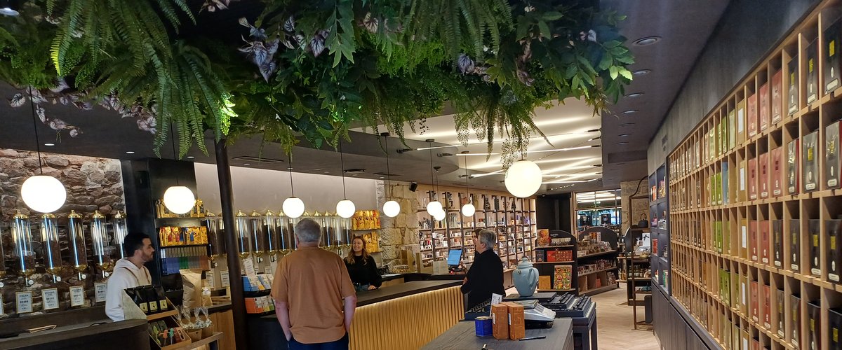 Il est beau ton café ! : sur la place du Bourg à Rodez, la nouvelle vie des Cafés Ruthéna