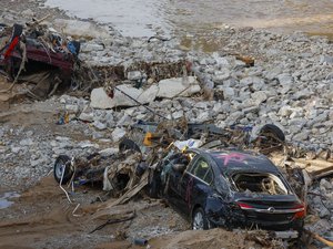 Inondations meurtrières en Espagne : il arrive en retard car sa voiture a été emportée, son patron menace de le licencier, l'histoire de cet électricien fait scandale