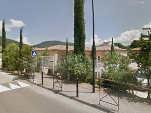 Le père et la mère se disputent leur enfant à la sortie de l'école, le père sort un couteau, le grand-père maternel tire sur le père