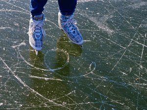 Villefranche-de-Rouergue : pour les fêtes de Noël, ça va glisser sur la place Notre-Dame avec la patinoire !