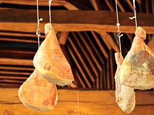 Rachida Dati a tranché pour les jambons de cette cathédrale du Cantal, ce qui fait plaisir à cette église du Puy-de-Dôme