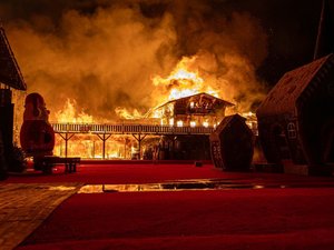 EN IMAGES. L'esprit des fêtes part en fumée : le village de Noël du Barcarès ravagé par un incendie avant son ouverture