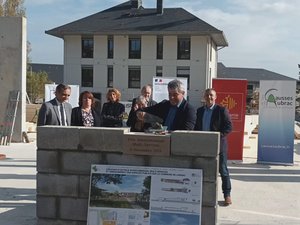 Médiathèque, France Travail, ADMR... Ce futur bâtiment va accueillir neuf structures à Laissac, la première pierre est posée