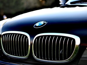 Les parents prêtent la BMW à leur fils de 21 ans : le jeune homme revient... sans la voiture