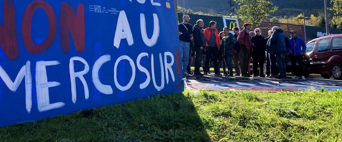 Nous sommes toujours là face au problème de la mondialisation : la Confédération paysanne devant le McDonald’s de Millau pour dire non au Mercosur