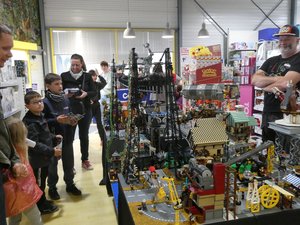 EN IMAGES. Un artiste expose son impressionnante collection de Lego en Aveyron et offre une statue géante à Ty Coutelier