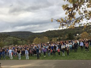 Ces 500 élèves et professeurs de l'Aveyron lancent un flash mob pour dire non au harcèlement scolaire