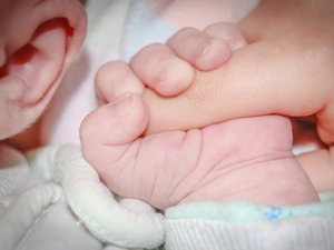 Laura n'a pas le temps d'arriver à la maternité, elle accouche de son fils sur le bord de la route un an après avoir donné naissance à sa fille dans sa voiture