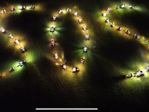 L'image du jour : un SOS lumineux des agriculteurs en colère écrit dans les champs avec les tracteurs