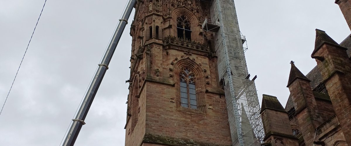 Après la vierge, le campanile et la cloche descendus du clocher de la cathédrale de Rodez