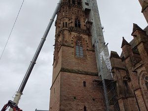 Après la vierge, le campanile et la cloche descendus du clocher de la cathédrale de Rodez