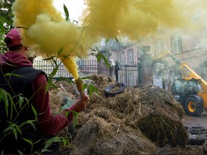 Colère des agriculteurs : nos photos de la manifestation à Rodez, et des tonnes de pailles et de pneus déversés sur la préfecture