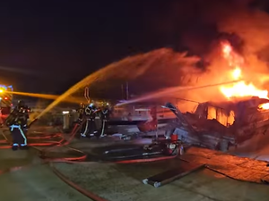 VIDEO. Les images d'un feu de bateau en pleine nuit, voici comment les 35 pompiers ont procédé pour éteindre le sinistre