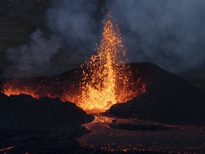 VIDÉO. Après 800 ans de sommeil, ce volcan d'Islande se réveille pour la sixième fois de l'année