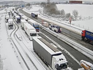 VIDÉOS. Tempête Caetano : 150 000 foyers encore privés d'électricité, - 10 °C la nuit, panique sur les routes, les images de l'épisode neigeux en France