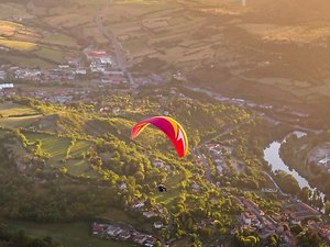 Un parapentiste percute une falaise et reste accroché à un arbre à Millau, les pompiers spécialisés interviennent