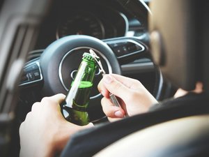 Il percute un poteau au volant de sa voiture et finit en cellule de dégrisement, découvrez son impressionnant taux d'alcool dans le sang, loin d'être un record