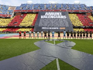 Football : le tifo exceptionnel des supporters de Valence, quasiment un mois après les intempéries meurtrières en Espagne