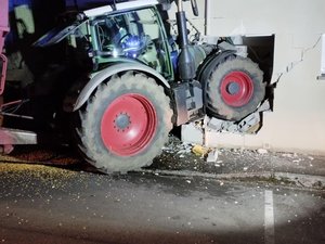 Assoupi au volant, il rentre avec son tracteur dans une maison récemment rachetée