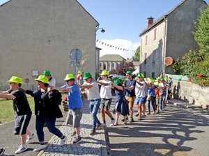 Une ligne de 3000 danseurs, les commerçants de cette commune de l'Aveyron visent le record du monde du brise-pieds détenu en Lozère