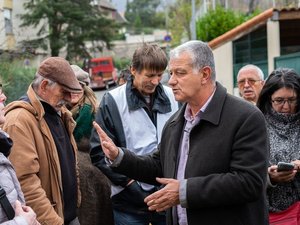 Manque de médecins, urgences... Échange musclé entre manifestants et le directeur de l'hôpital de Millau ce lundi matin