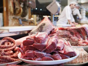 Steaks de boeuf, cuisses de poulet, agneau, lapin... D'où vient la viande que l'on mange en France ?