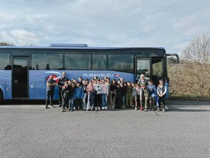 Angles morts, ceintures de sécurité, nombre de sièges : les enfants de CM2 de l'Aveyron sensibilisés aux autocars qui les transportent à l'école