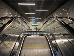 L'enfant voulait faire comme dans une vidéo TikTok : il chute de l'escalator devant sa grand-mère et ses amis, son pronostic vital est engagé