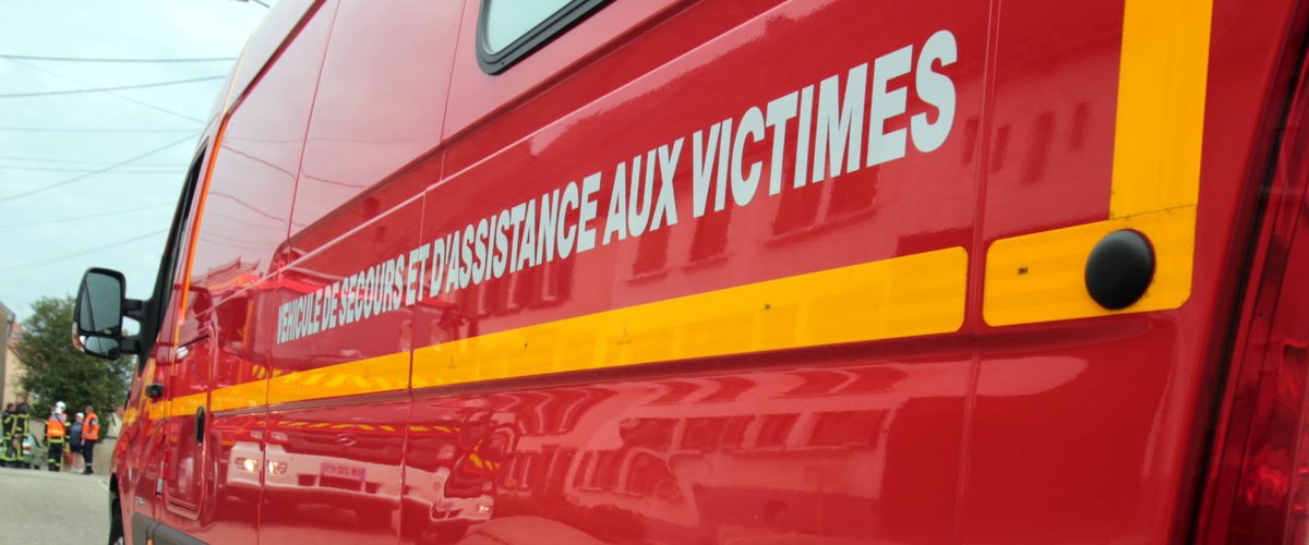 Une fenêtre des toilettes tombe sur sa tête, la secrétaire de direction du collège gravement blessée