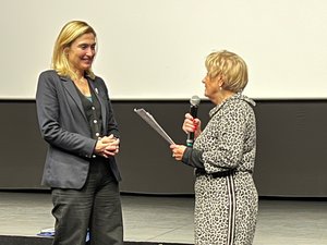 Les femmes leaders mondiales de l'Aveyron rendent hommage à Julie Gayet pour son éclairage de l'héritage féministe